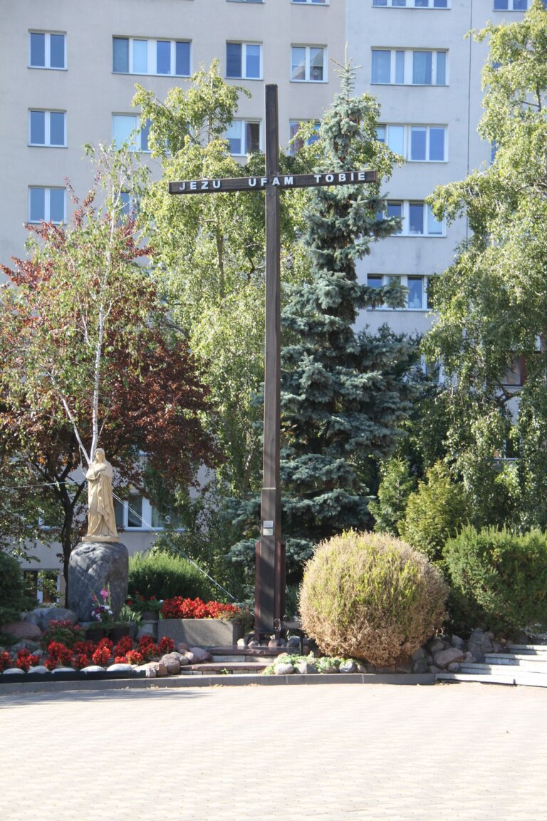 Krzyż przed kościołem